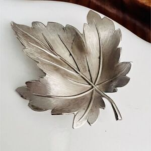 Vintage Giovanni Signed Maple Leaf Brooch Silver Plated Mid Century Modern 4023